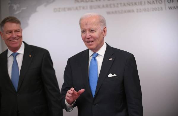 Joe Biden (d) y el presidente rumano, Klaus Iohannis (i), reaccionan durante una foto oficial antes de la cumbre de los Nueve de Bucarest, en Varsovia este 22 de febrero.