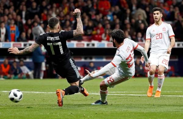 El centrocampista de la selección española Isco (d) chuta para marcar el sexto gol ante ante Argentina.