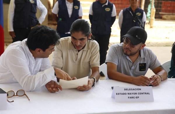 Fotografía de archivo del alto comisionado para la paz en Colombia, Danilo Rueda (i), que habla con Andrey Avendaño (c) y Sebastián Martínez, delegados por el Estado Mayor Central de las disidencias de las FARC.