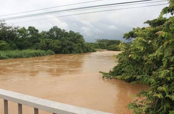 Personal de la FTC ha informado que faltan más de dos metros para que río toque el puente .