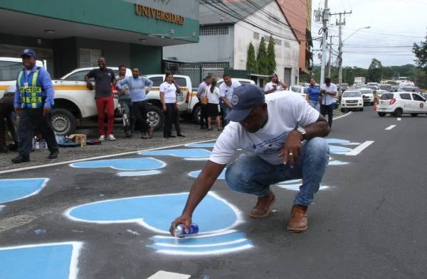 Pintan corazones azules tras 12 años del accidente en La Cresta