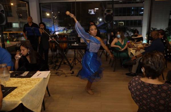 Flor Lizondro rinde tributo al maestro guna Marden Paniza, a un año de su muerte