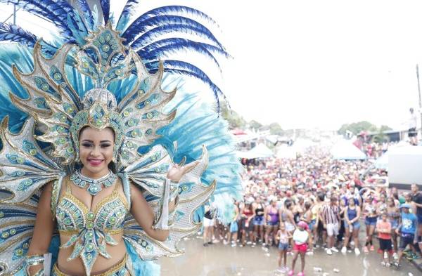 La reina fue a disfrutar con su gente.