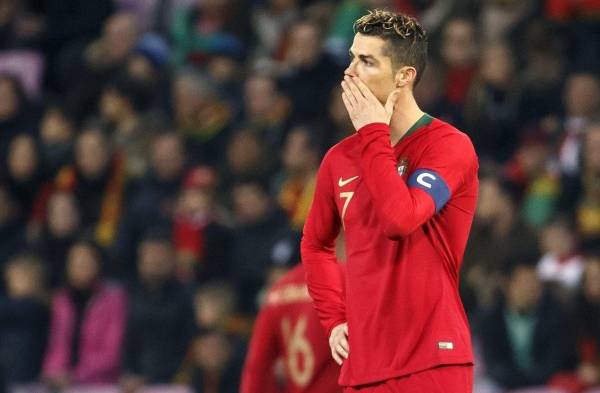 El portugués Cristiano Ronaldo reacciona durante el partido amistoso internacional que enfrenta a las selecciones de Portugal y Holanda.