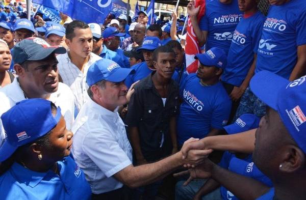 Juan Carlos Navarro durante un recorrido en Curundú.