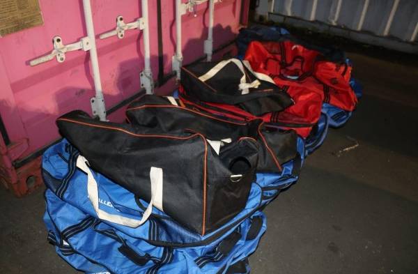 ¡Bien finos! Iban a mandar un caleto para Finlandia pero la policía los puso en jaque. Les fregó el plan