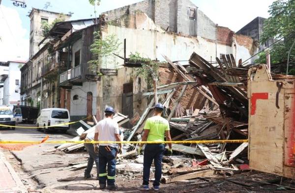 Miviot reubica a tres adultos mayores por desplome de un viejo caserón