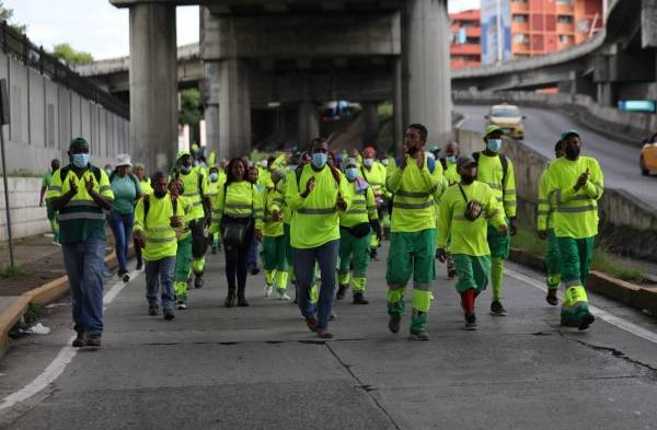 Momentos en que el grupo de trabajadores del aseo se dirigían a la Presidencia
