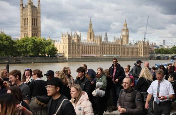 Ciudadanos esperan para dar el último adiós al féretro de Isabel II en la capilla ardiente instalada en el Westminster Hall del Parlamento británico.