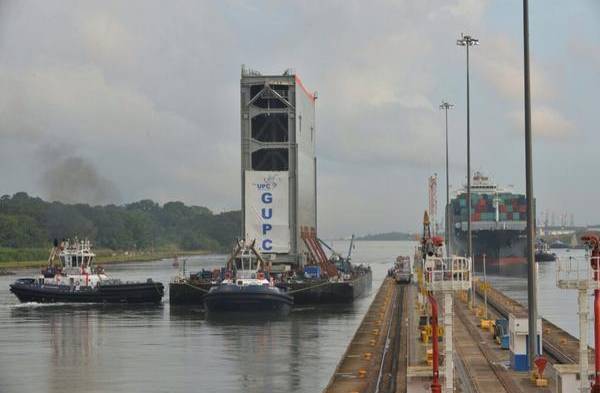 Inician traslado de la sexta compuerta del Canal de Panamá al Pacífico.