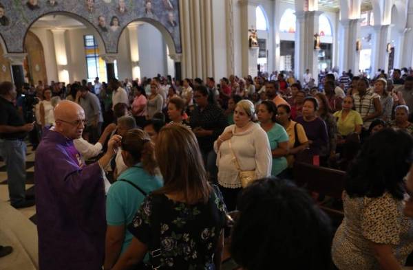 Feligreses acuden a la Basílica Don Bosco a recibir la imposición de cenizas