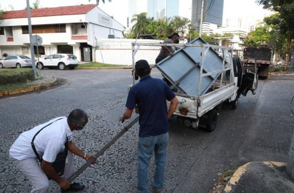 Remueven estructuras publicitarias y aplicarán multas a los responsables 