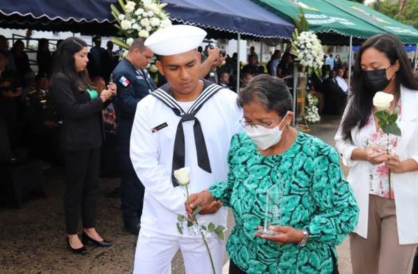 Develan monumento con simbolismo patriótico en honor a fallecidos de la Fuerza Pública, por el covid-19