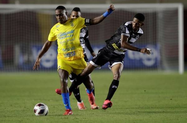 Los futbolistas y directivos panameños buscan un acuerdo laboral e impedir una huelga