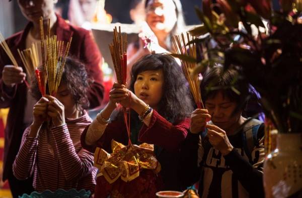 China reciben el Año del Perro con una explosión de color y espiritualidad