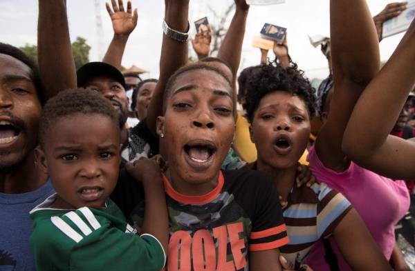 Cientos de haitianos se congregan en la embajada de EE.UU. para pedir un visado