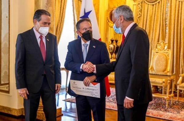 Cortizo recibe aportes del Canal por 2,494.4 millones