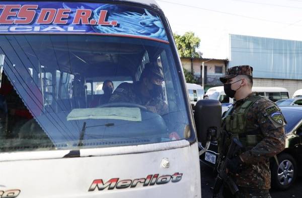 Bukele detiene a empresario que subió el pasaje y pone a militares a manejar sus buses