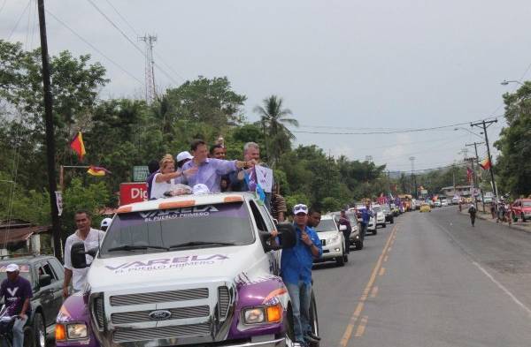 Candidato estuvo junto a su esposa y a Henríquez.