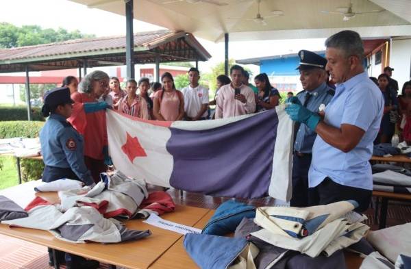 Bomberos imparten docencia sobre la cremación de banderas