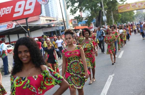 Con hermosos vestidos y bailes celebran el mes de la etnia negra