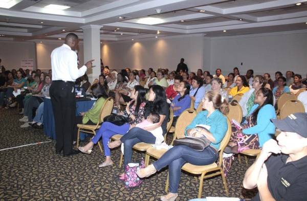 Un grupo de personas fueron capacitadas sobre cómo mejorar sus artes en el área de la microempresa y artesanía nacional, para que tengan una mejor producción a lo largo del país.