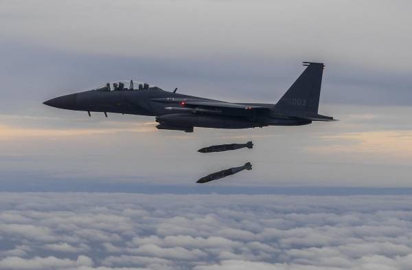 Una foto proporcionada por el Ministerio de Defensa de Corea del Sur muestra a un F-15K surcoreano lanzando dos bombas de precisión JADAM durante un simulacro en el cielo sobre Corea del Sur, el 4 de octubre de 2022.