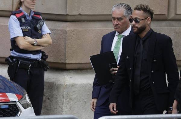 Neymar  enfrenta juicio  en Barcelona