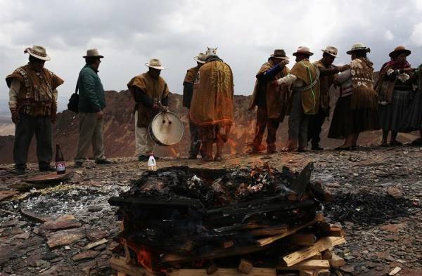 Sabios Aimaras realizan una ofrenda a la Pachamama durante un ritual para aplacar la sequía, el 21 de septiembre de 2023, en Chacaltaya (Bolivia).