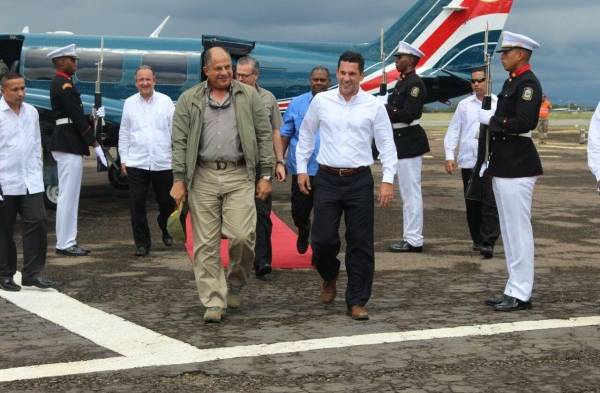 El vicecanciller Luis Miguel Hincapié recibió este jueves al Presidente de Costa Rica Luis Guillermo Solís en el aeropuerto Enrique Malek.