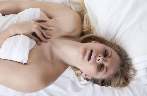 Con gritos y gemidos