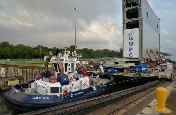 Inician traslado de la sexta compuerta del Canal de Panamá al Pacífico.