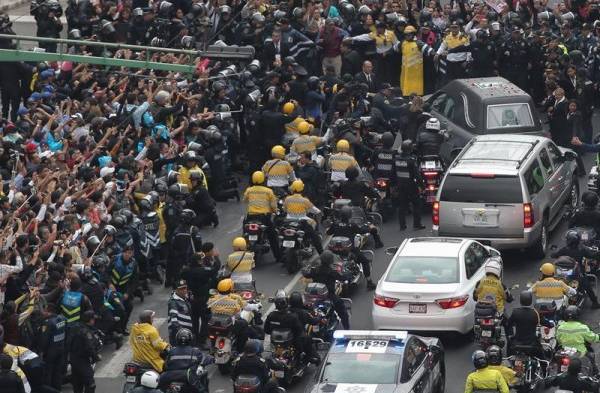 Unas 700.000 personas despiden en Ciudad de México a cantautor Juan Gabriel