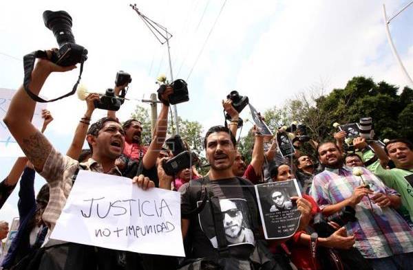 Decenas de periodistas protestan.