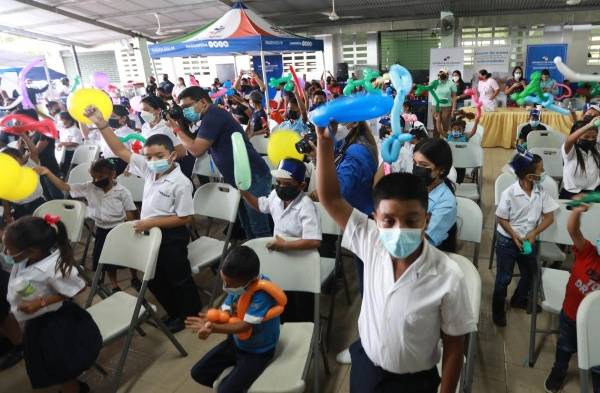 Primera Dama entrega lentes del Programa Ver y Oír para Aprender y visita hogar de ancianos