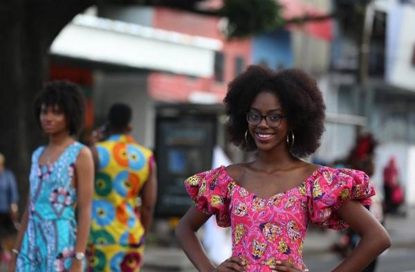 Con hermosos vestidos y bailes celebran el mes de la etnia negra