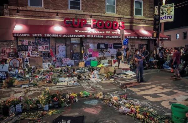 EE.UU. vive un nueva noche de disturbios cuando se cumple una semana de la muerte de Floyd