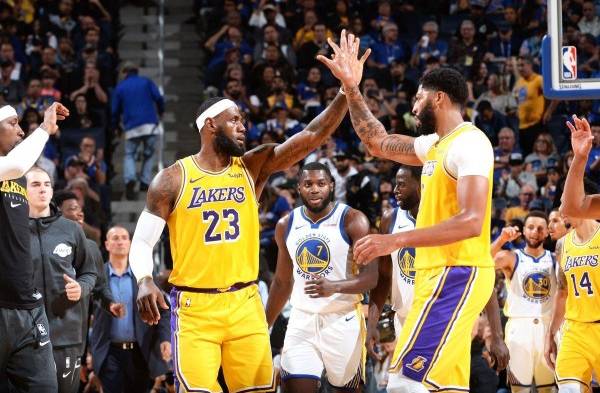 Davis coloca a Lakers a un triunfo de las Finales de la NBA