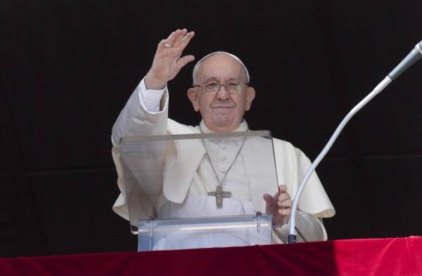 El papa Francisco dirigiendo la oración del Ángelus desde la ventana de su oficina con vista a la Plaza de San Pedro en la Ciudad del Vaticano.