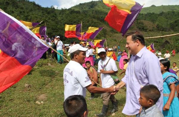 Juan Carlos Varela con habitantes de Kankintú.