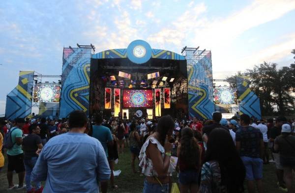 Farruko y Yatra exaltaron a los 'panas' en el Festival de Verano