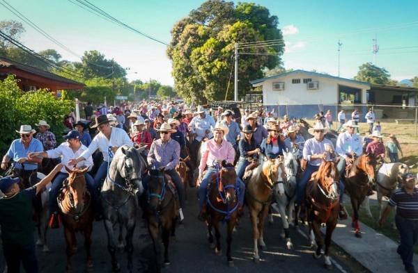 Cabalgó junto a simpatizantes.