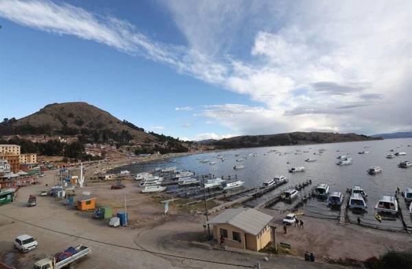 La muerte lenta del Titicaca, el lago sagrado de Los Andes