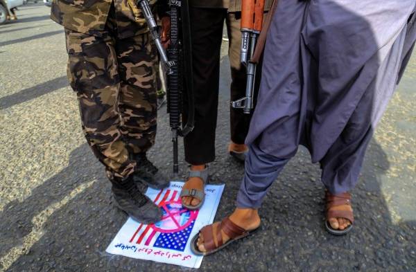 Imagen de archivo en la que se ve a unos talibanes pisando una foto del presidente estadounidense, Joe Biden, en Kabul el pasado 5 de agosto.