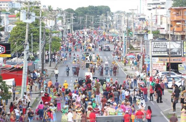 Con hermosos vestidos y bailes celebran el mes de la etnia negra