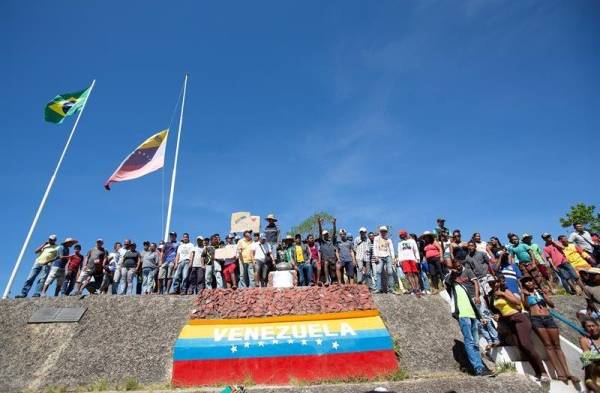 Venezolanos arman corredor humano en frontera colombiana para ingresar ayuda