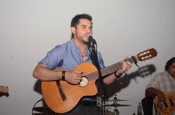 El cantante interpretó sus grandes éxitos.