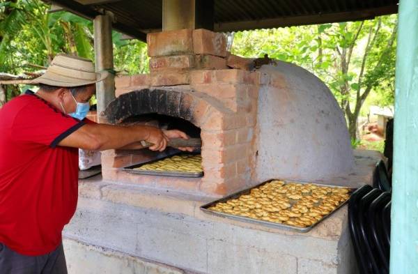 Emprenden una panadería comunitaria. ¿Será la competencia del 'pan de la arena'?