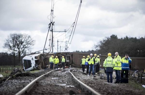 Trabajadores de los servicios de emergencia inspeccionan las vías en el escenario de un accidente de tren ocurrido en las proximidades de Dalfsen, este de Holanda