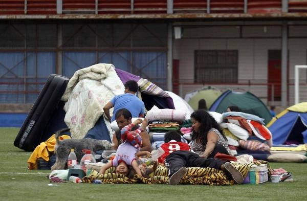 Personas acampan en un campo de fútbol en Iquique, Chile, con miedo de que las réplicas del terremoto continúen. El sismo dejó varios miles de hogares sin casas y causó seis muertes.
